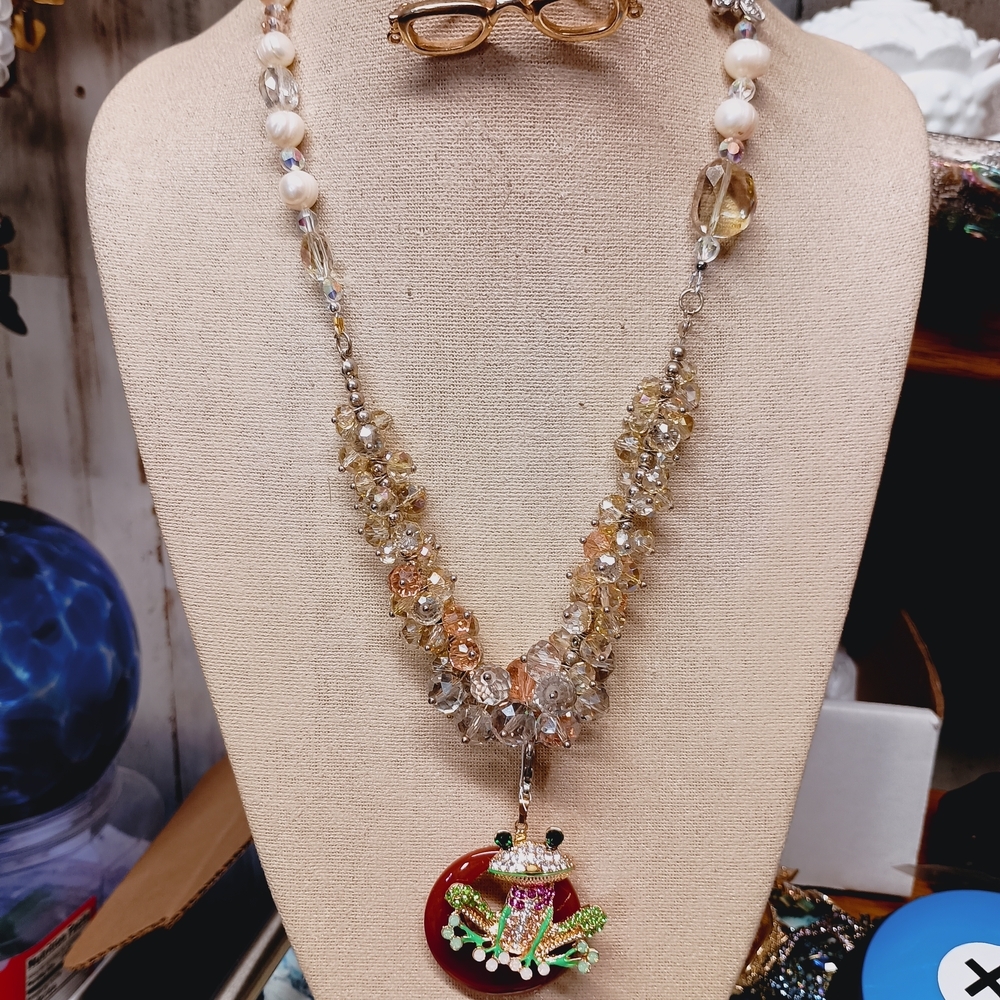 Elegant Gold and Red Pendant Necklace